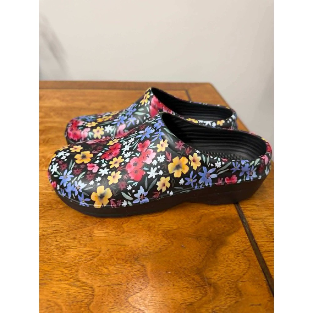 Totes Everywear Womens 9 Floral Clogs Black Multi Color Flower Garden Shoes - Picture 4 of 8